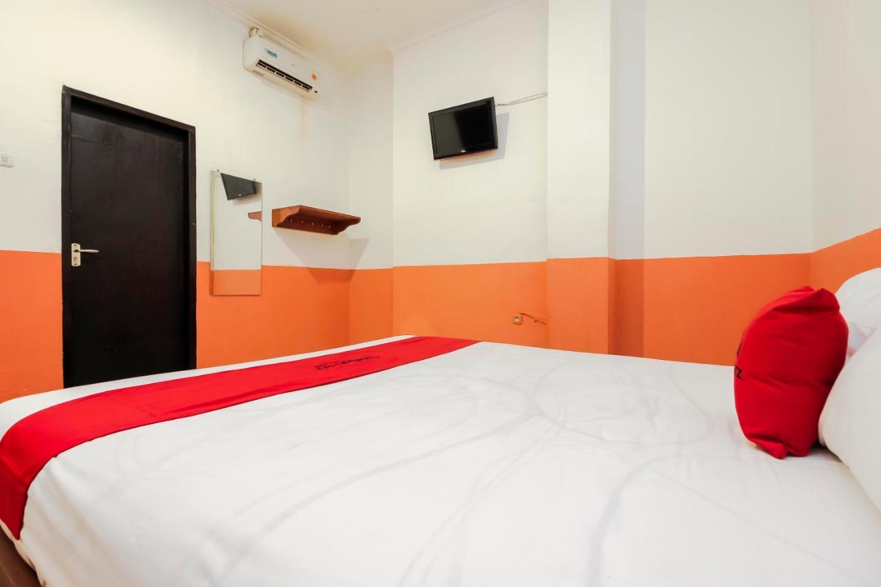 Готель Reddoorz Near Jalan Jendral Sudirman Манадо Екстер'єр фото