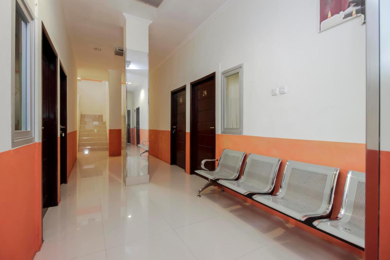 Готель Reddoorz Near Jalan Jendral Sudirman Манадо Екстер'єр фото