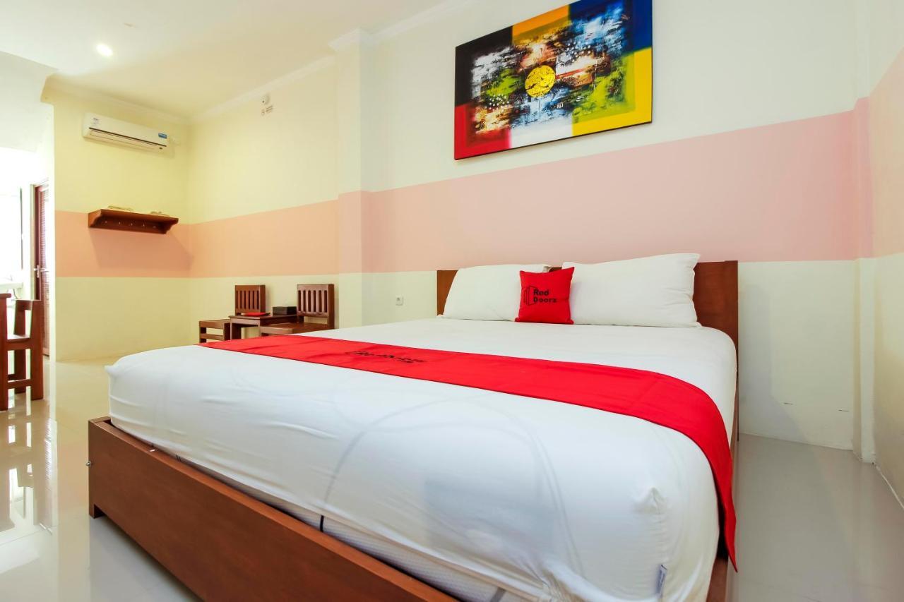 Готель Reddoorz Near Jalan Jendral Sudirman Манадо Екстер'єр фото
