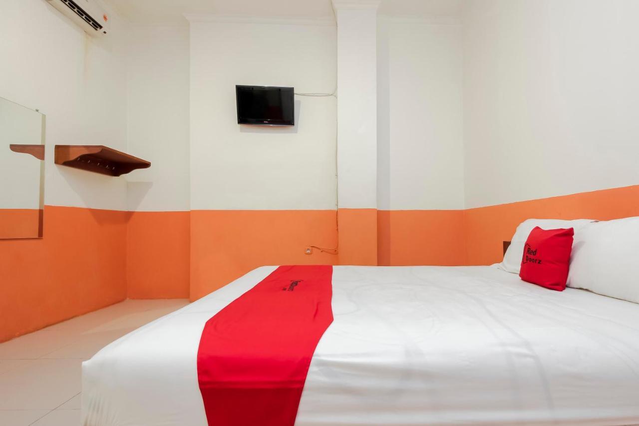 Готель Reddoorz Near Jalan Jendral Sudirman Манадо Екстер'єр фото