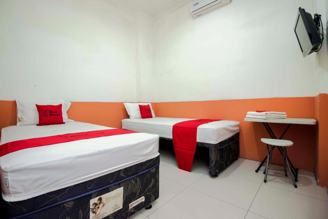 Готель Reddoorz Near Jalan Jendral Sudirman Манадо Екстер'єр фото