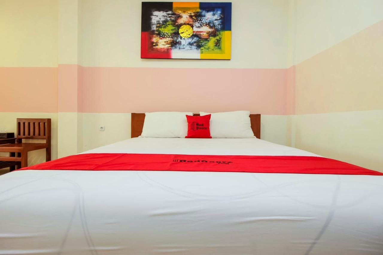 Готель Reddoorz Near Jalan Jendral Sudirman Манадо Екстер'єр фото