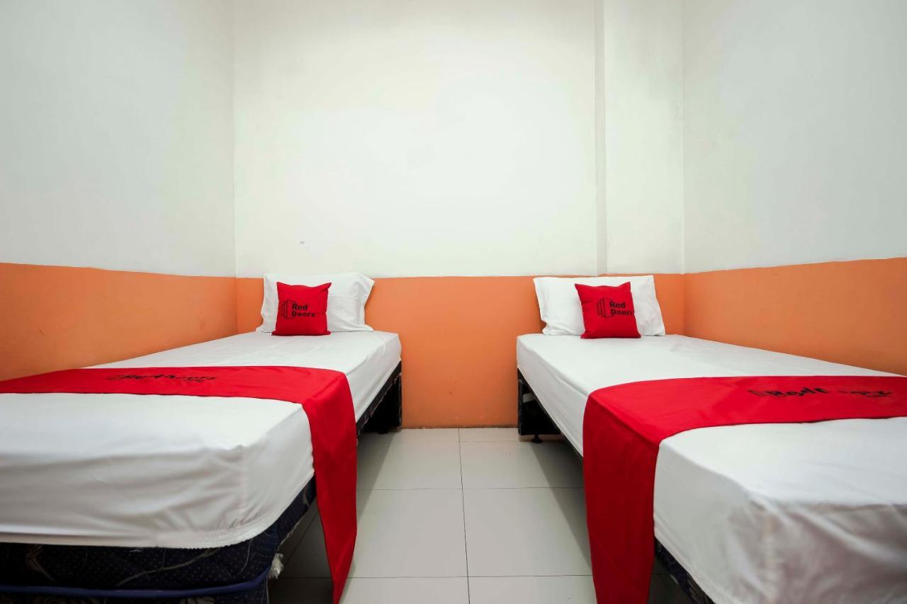 Готель Reddoorz Near Jalan Jendral Sudirman Манадо Екстер'єр фото