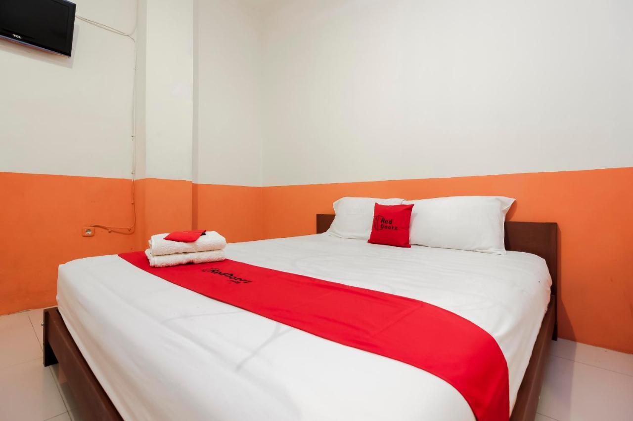 Готель Reddoorz Near Jalan Jendral Sudirman Манадо Екстер'єр фото